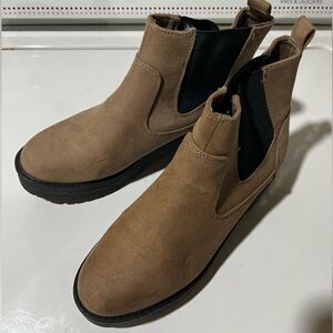 Old Navy size 6 Chelsea lug boot in taupe